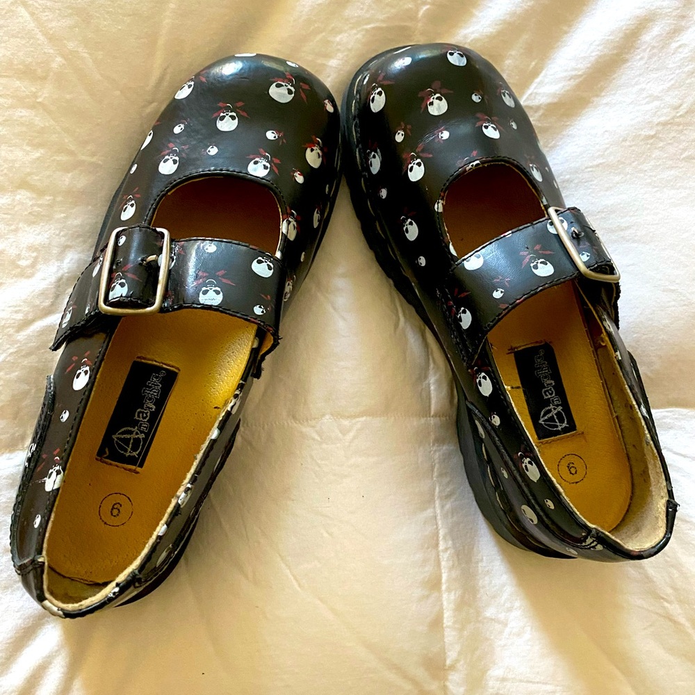 Anarchic black Mary Janes with skulls. Size 9 in women
